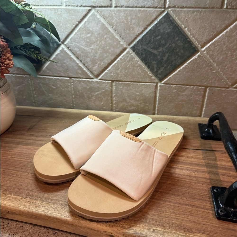 Toms Cream Slide Sandals - Size 9 - Great Condition